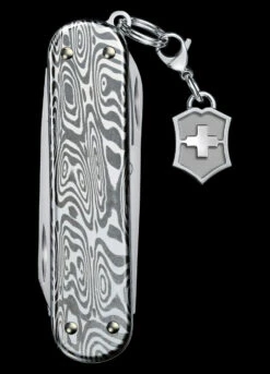 Victorinox Classic SD Brilliant Damascus 11 Victorinox Classic SD Brilliant Damascus -Knives Shop BMC 0622134.3 73142.1671193496.1280.1280 93754.1671207008
