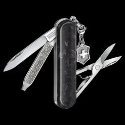 Victorinox Classic SD Brilliant Carbon 15 Victorinox Classic SD Brilliant Carbon -Knives Shop BMC 0622190.4 99295.1671203376.1280.1280 45198.1671207044